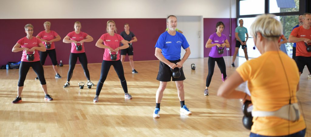 GYMWELT, Dachmarke fr die Vielfalt der Vereinsangebote. Von Aerobic ber Cross-Fitness bis Wirbelsaeulengymnastik, von Pilates bis Yoga, von Nordic Walking bis Parkour und Wandern. In der GYMWELT werden die qualitativ hochwertigen Angebote aus Fitness- und Gesundheitssport, aus Tanz, Vorfuehrungen und Bewegungskunst sowie aus Natur- und Erlebnissport der Turnvereine gebuendelt.